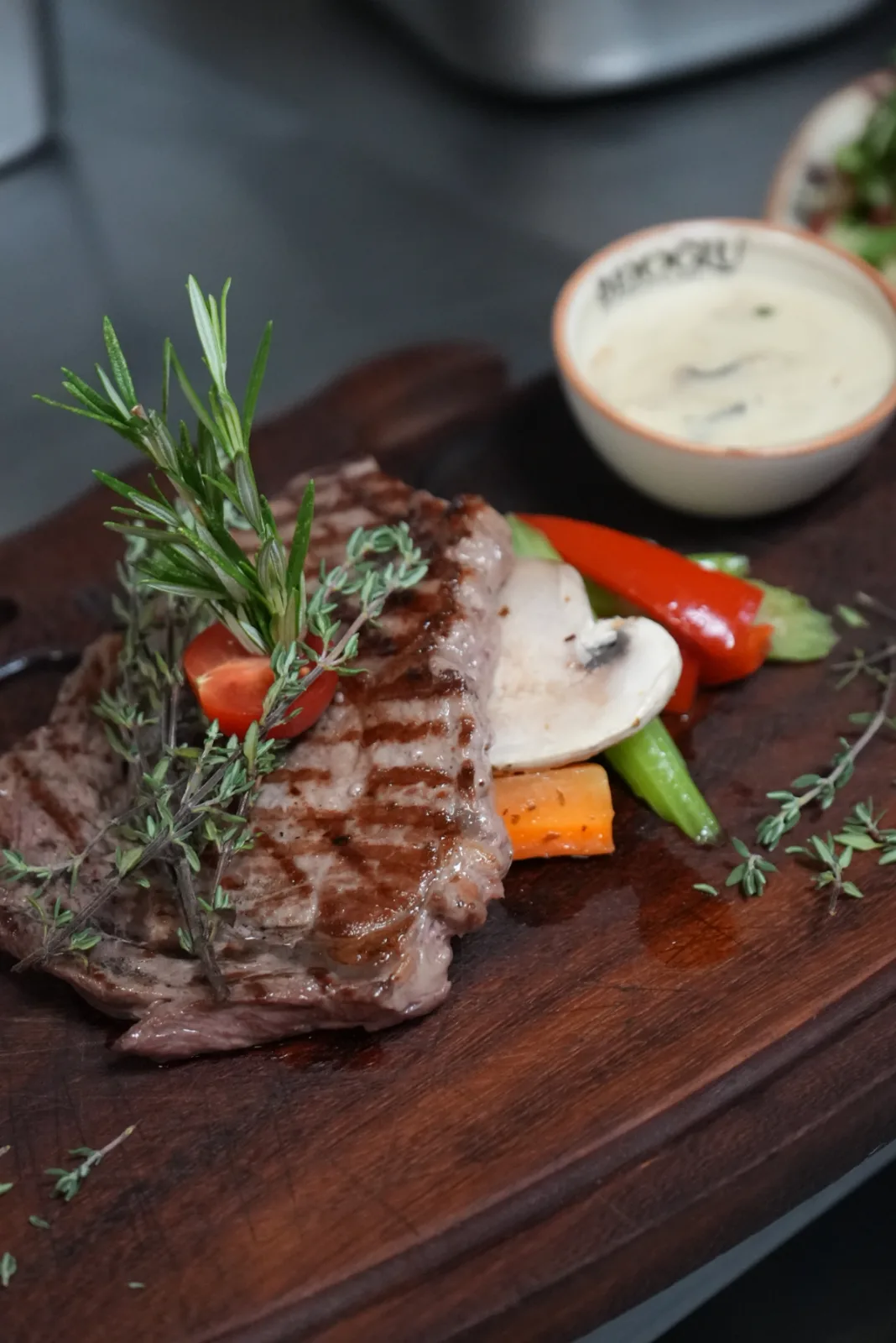 Biefstuk van de grill op houten plank