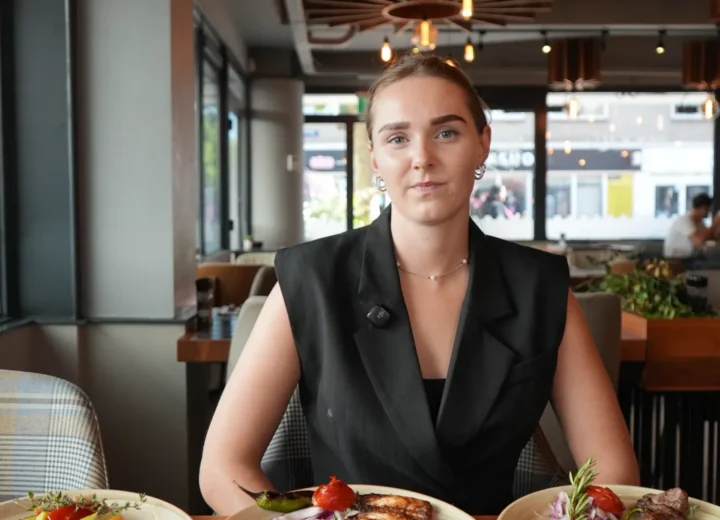 Tafel met verschillende gerechten om samen te delen bij Beyoğlu